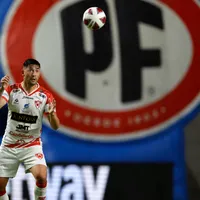Se formó en Colo Colo, juega en Copiapó y le cumple el sueño a un niño
