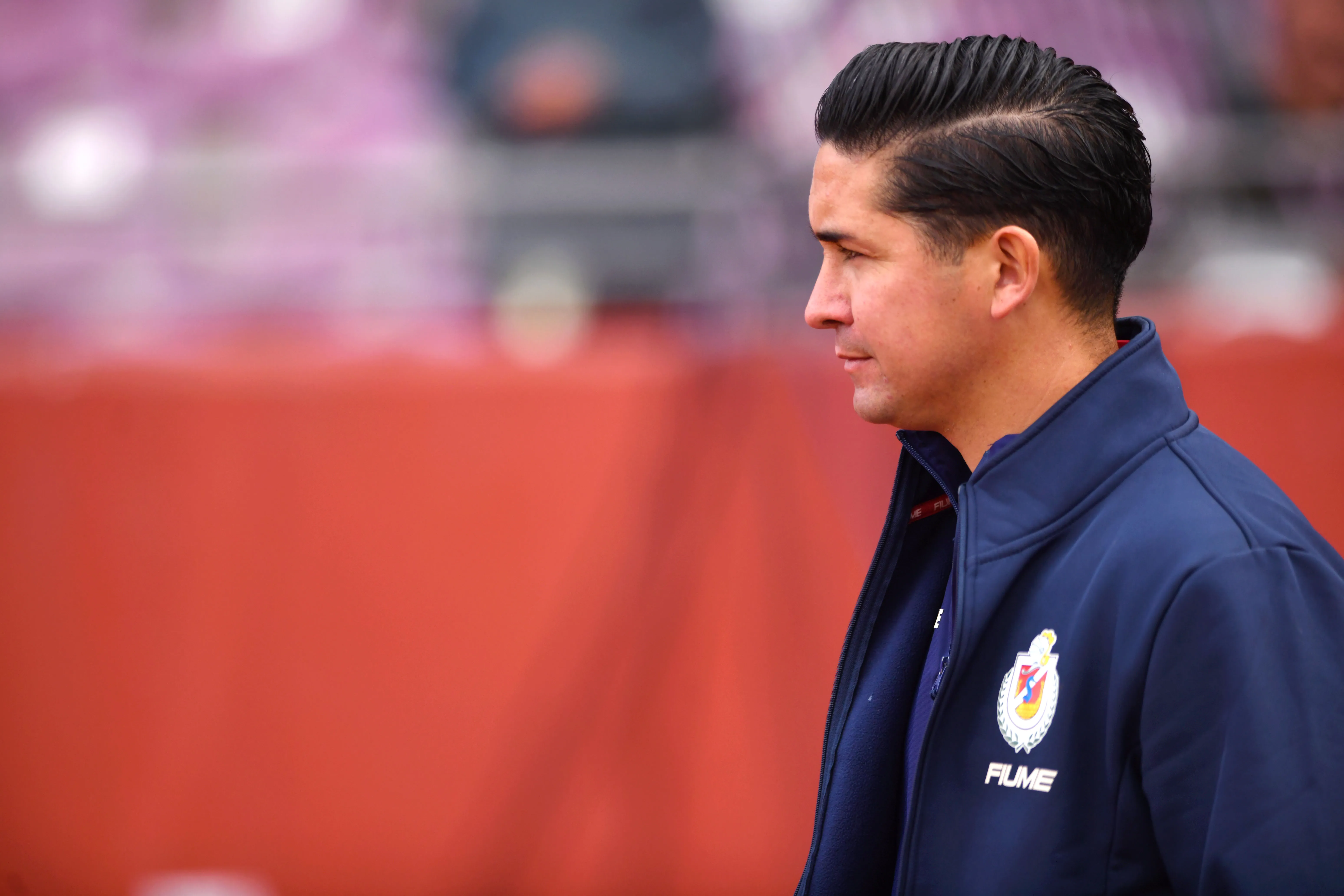 Felipe Gutiérrez adelanta el partido entre Deportes La Serena y Colo Colo.
