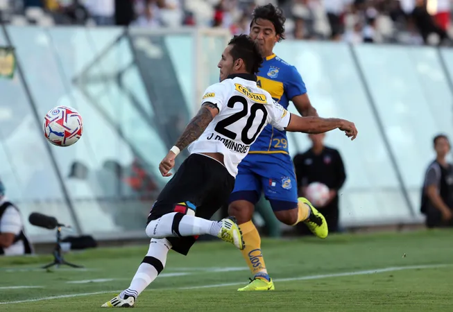 Carachito Domínguez vistiendo la camiseta del Cacique. Imagen: Martin Thomas/Photosport
