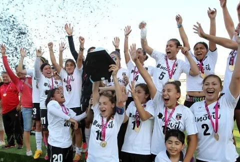 Estefanía Banini levantando el título de Colo Colo Femenino del Clausura 2014 como capitana. Foto: Memoria ANFP.