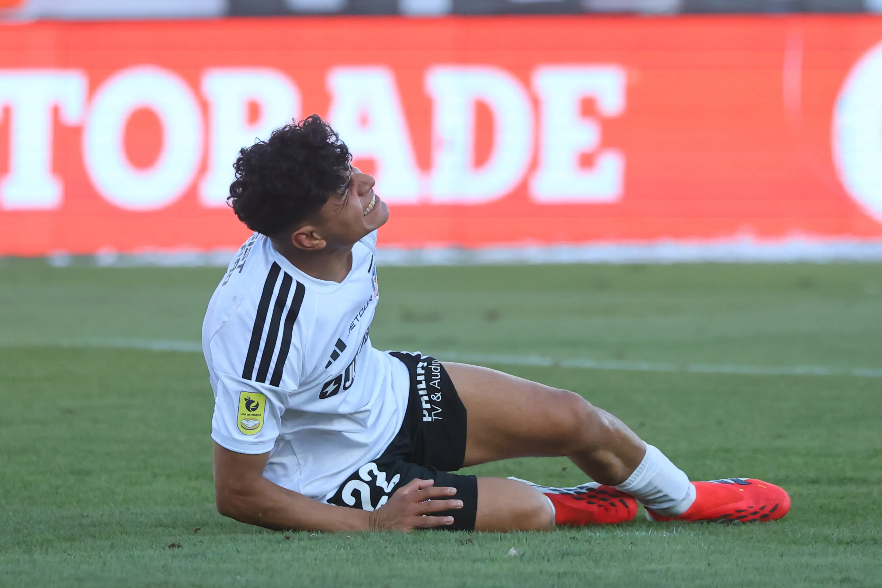 El volante argentino sufre una tenosinovitis en la rodilla izquierda y es duda para enfrentar a Huachipato. 