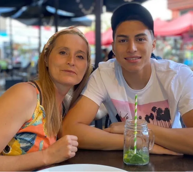 Jonathan Villagra y su madre Mariela Bustamante Sepúlveda | Foto: Instagram Jonathan Villagra