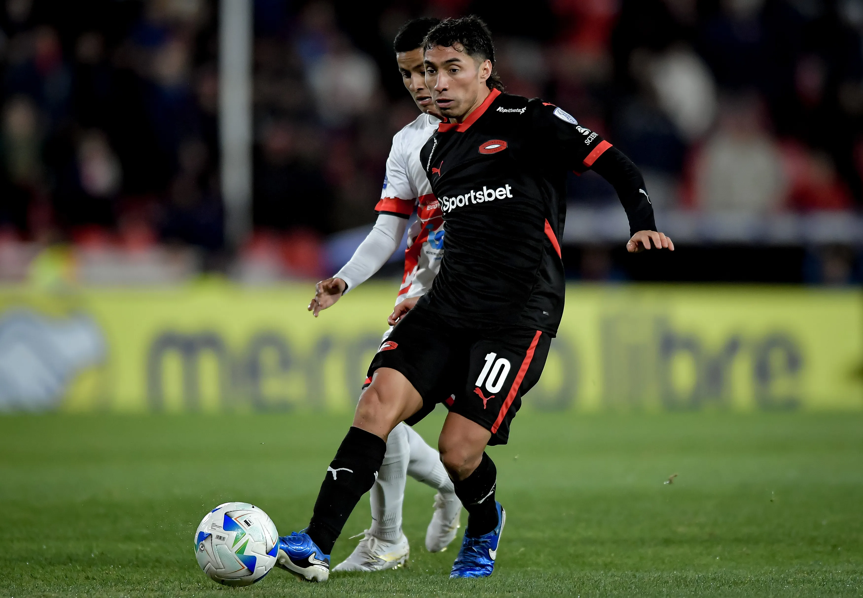 Luciano Cabral en partido con Independiente. (Foto: Getty Images)