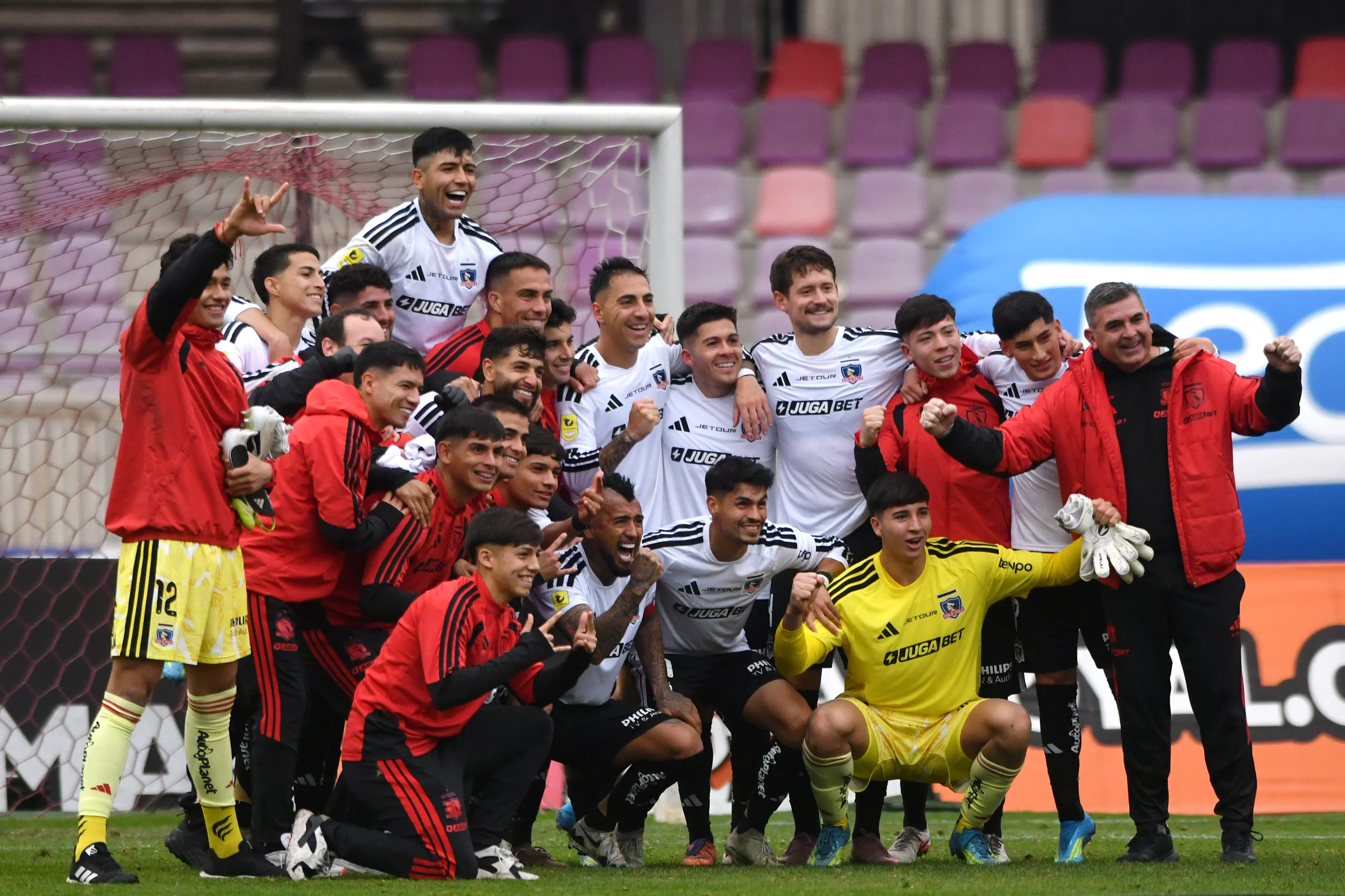 El homenaje a Colo Colo a metros del Estadio Azteca.Imagen: Alejandro Pizarro Ubilla/Photosport