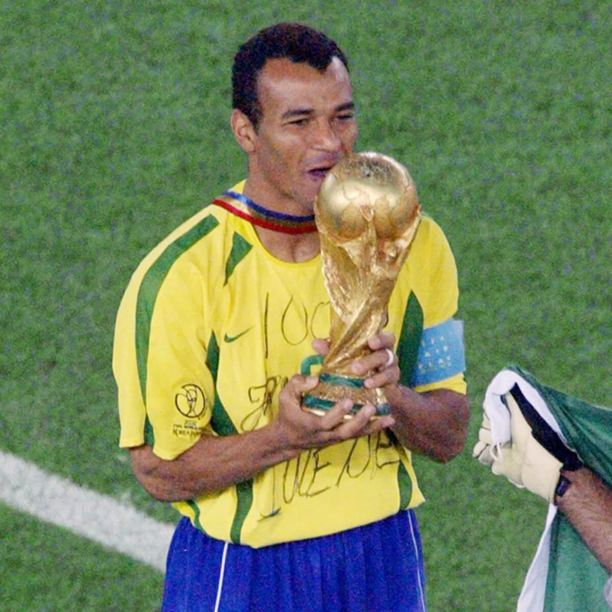 Cafú junto a la Copa del Mundo 2002.