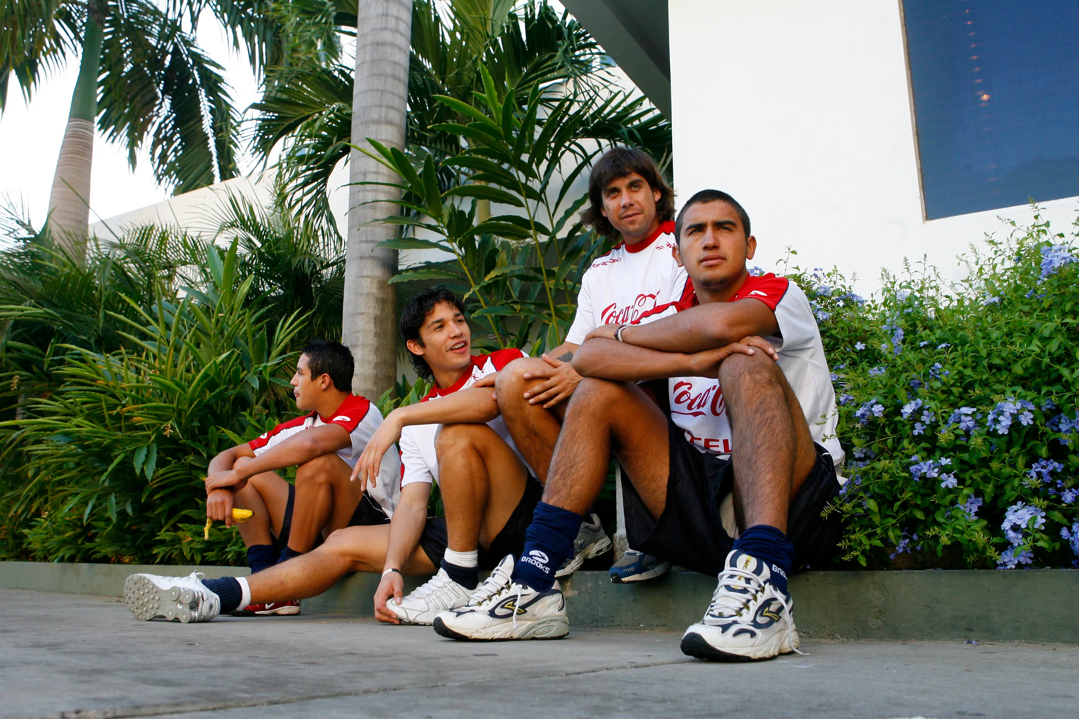 Arturo Vidal junto a compañeros en la selección en 2007. (Foto: Photosport)