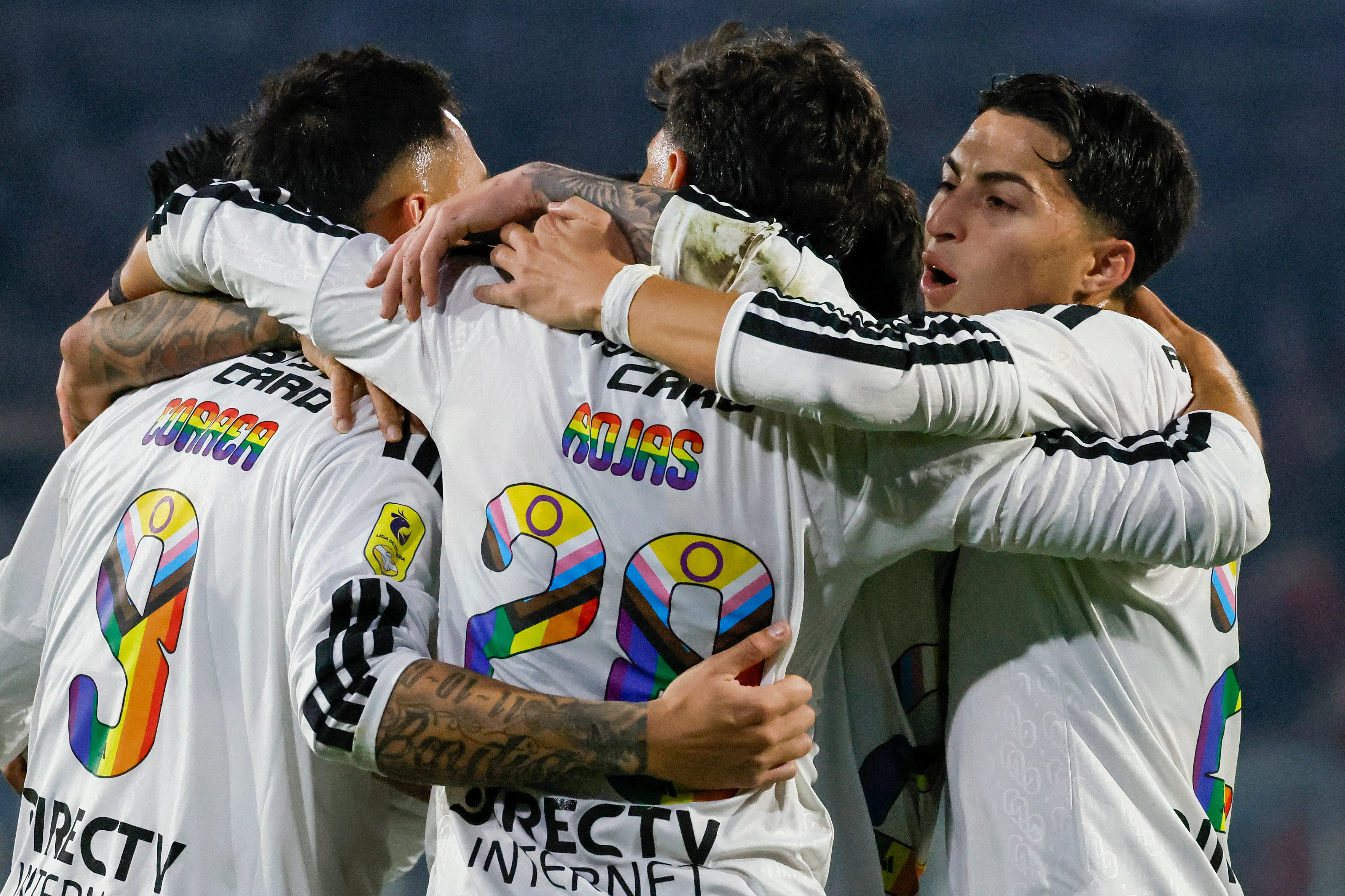 El Cacique y otra joranda alegre en el Estadio Monumental. Imagen: Andres Pina/Photosport