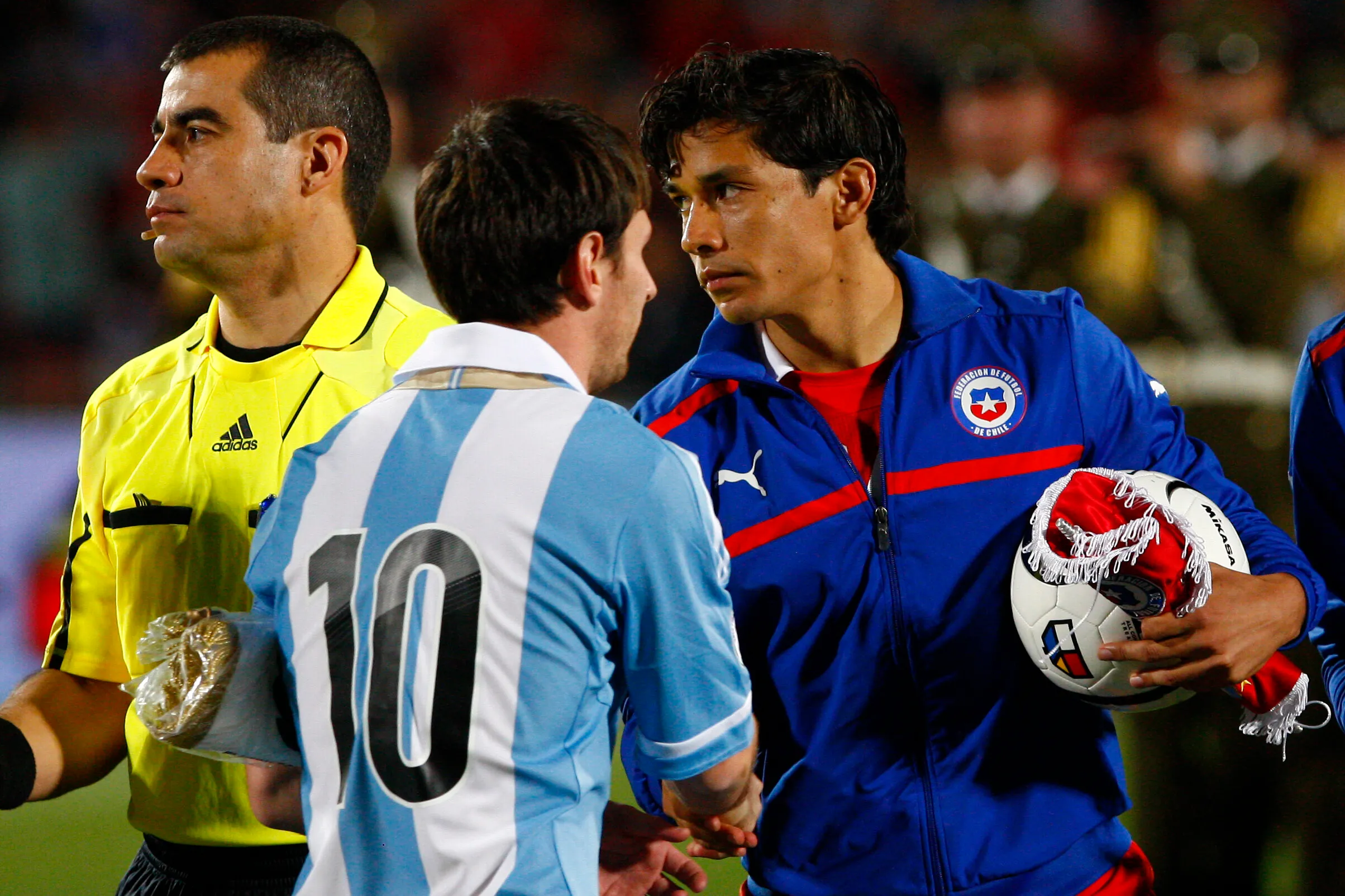 Matías Fernández junto a Lionel Messi..