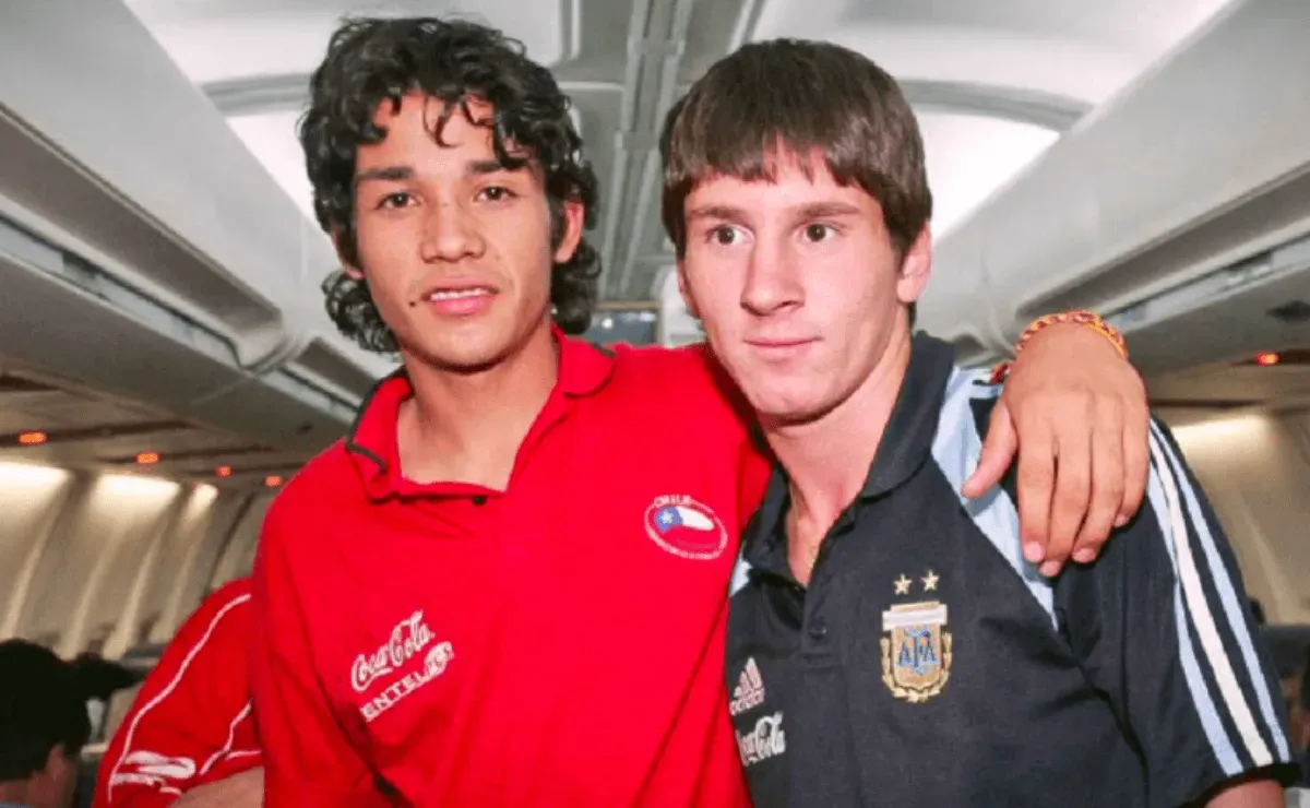 La mitica foto de Matías Fernández y Lionel Messi en 2005.