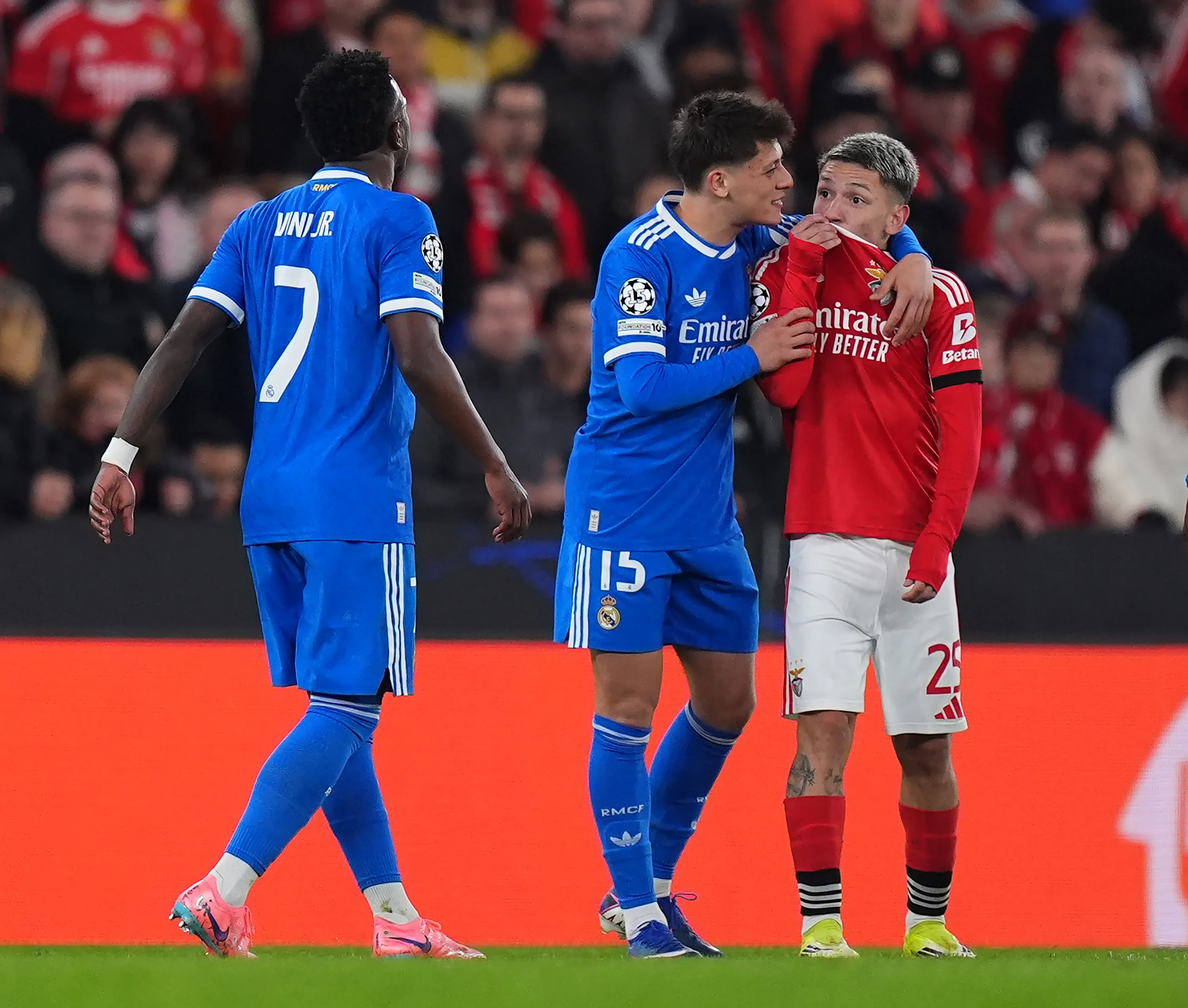 Gianluca Prestianni se tapó la boca para, aparentemente, insultar gravemente a Vinícius Jr. | Foto: Getty