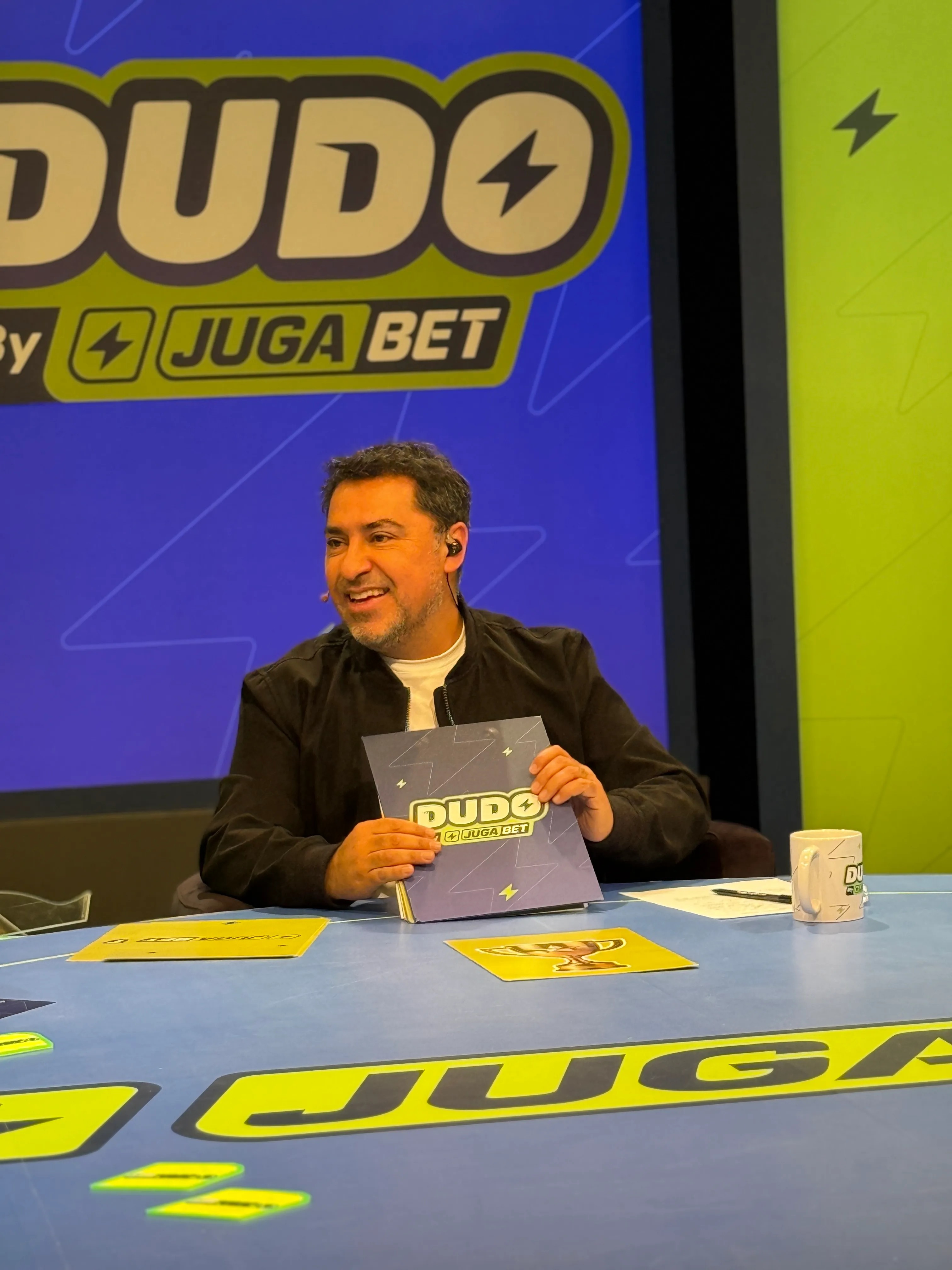 Cristián “Chico” Pérez conduce Dudo by JugaBet en Canal 13. Foto: Cedida.