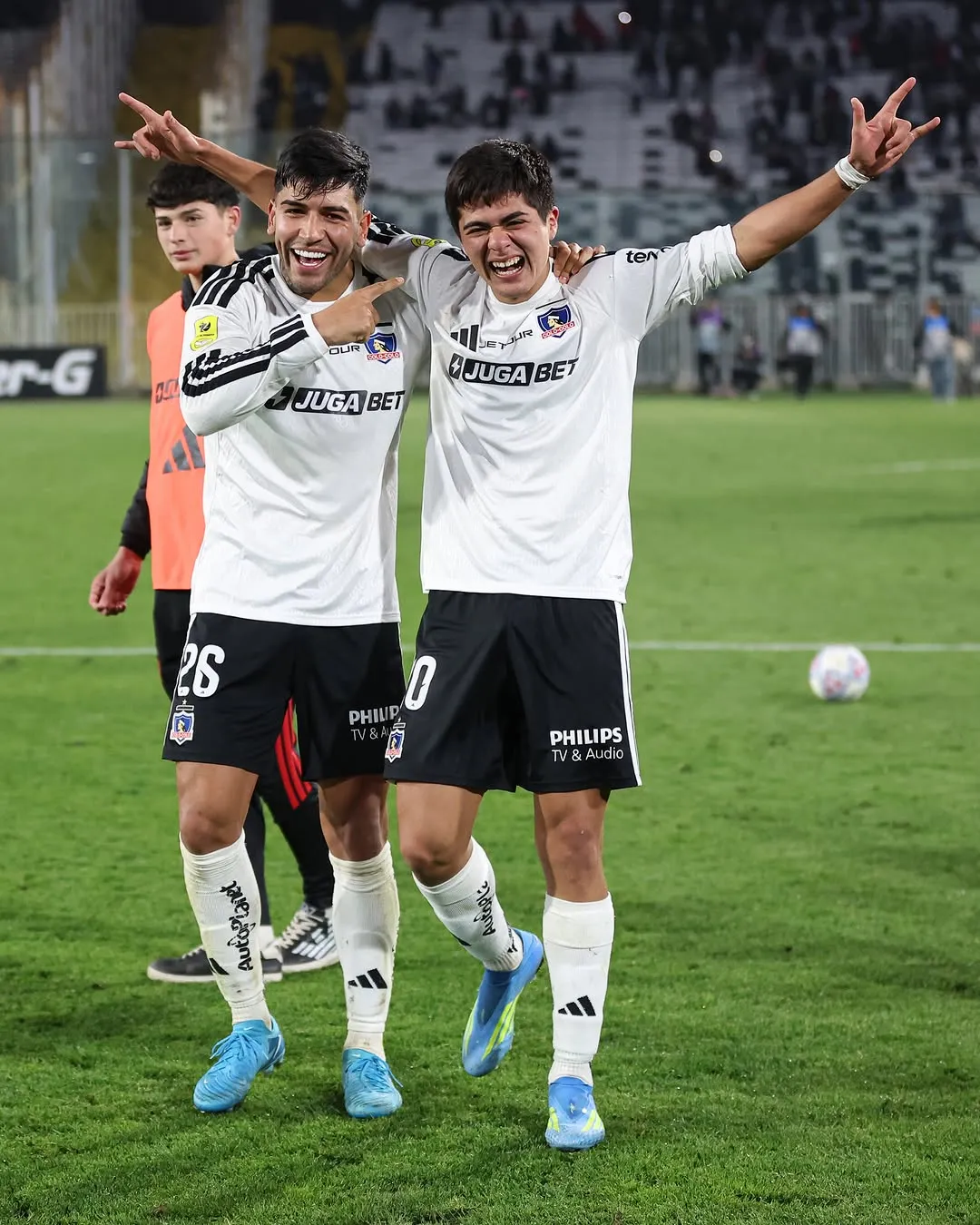 Todo Colo Colo feliz por el gol de Felipe Raipán. 