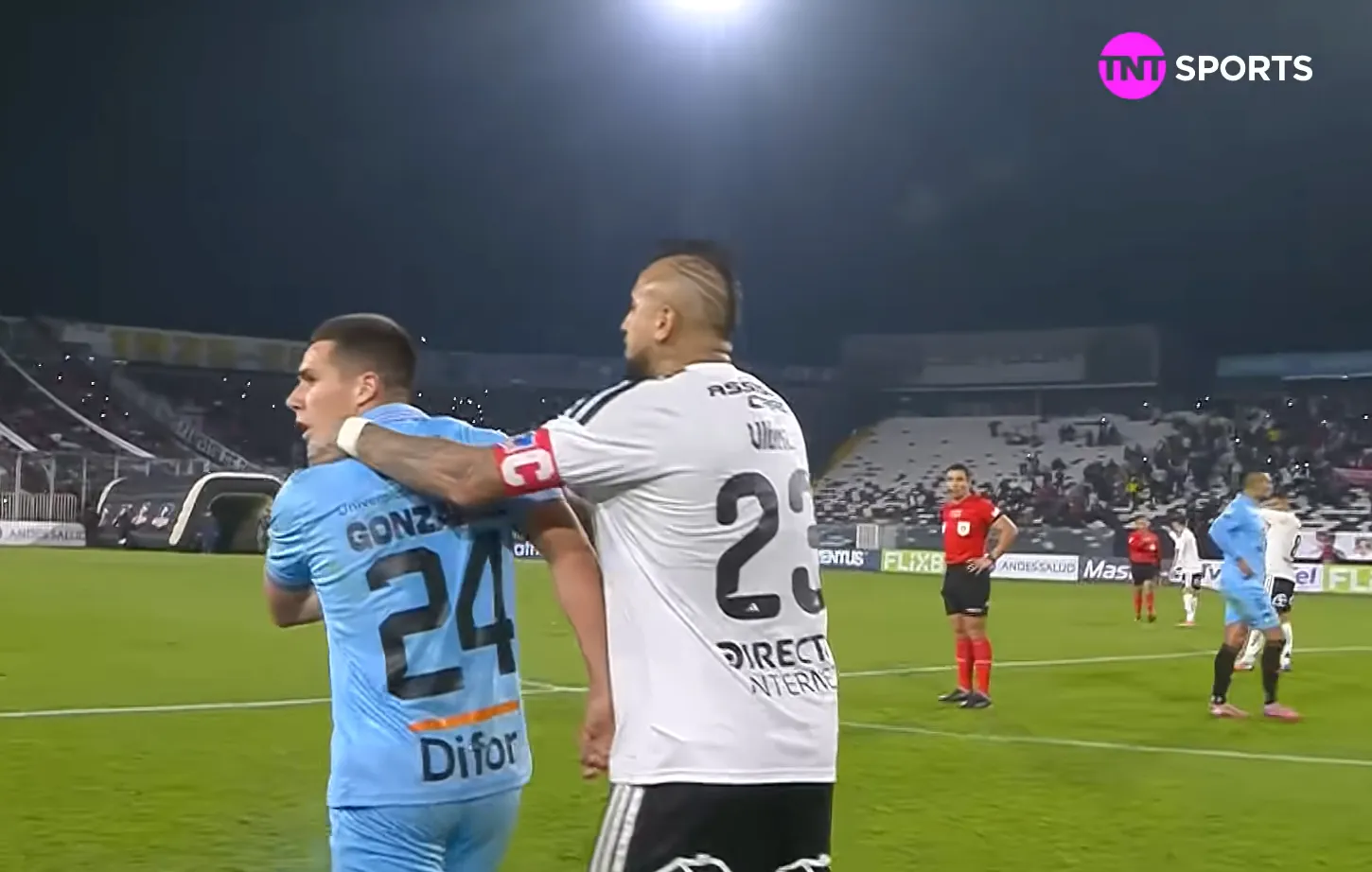 Arturo Vidal trató de calmar a Francisco González