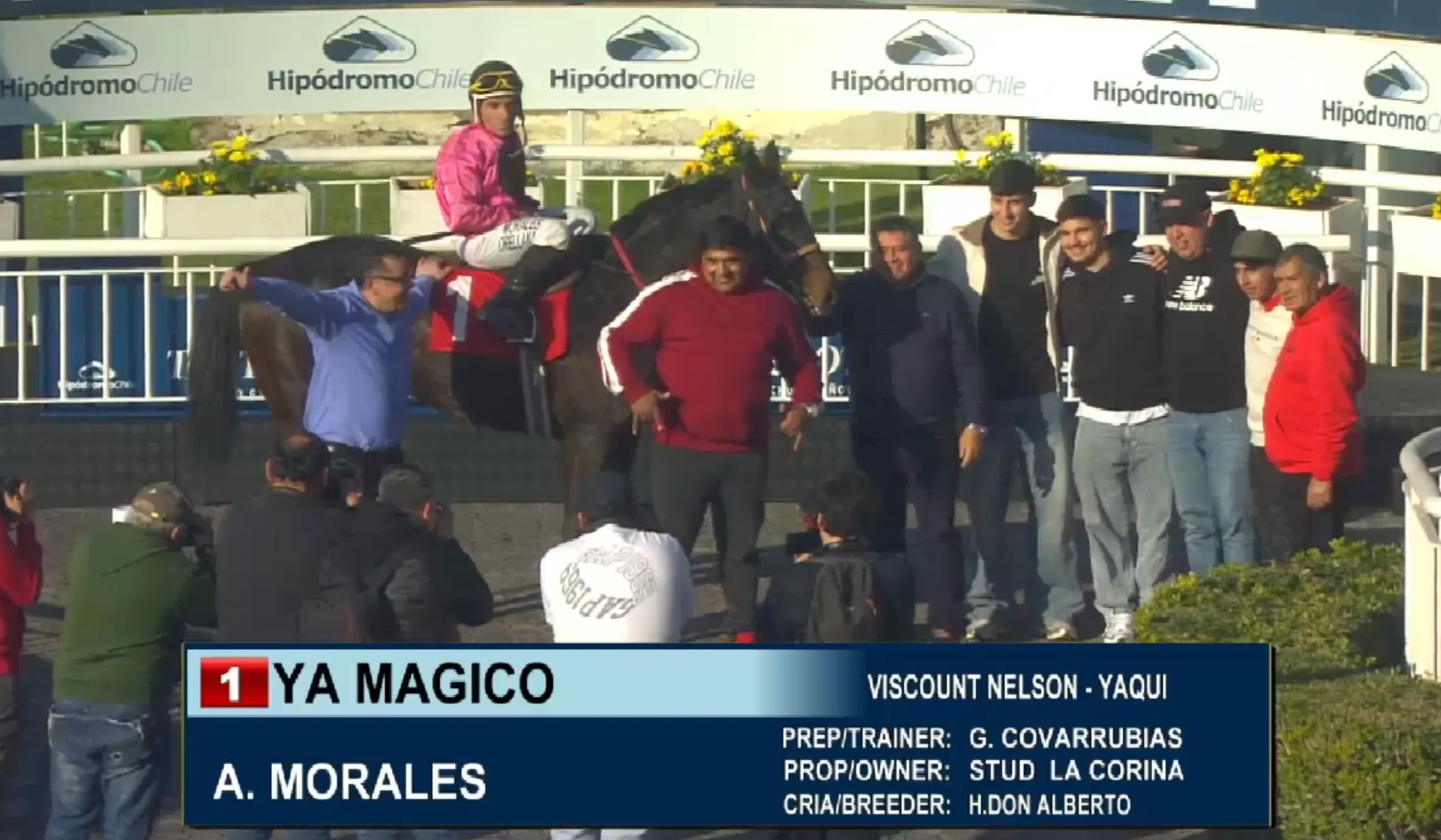 Gabriel Maureira y sus cercanos junto a los responsables del triunfo de Ya Mágico | Foto: Teletrak TV