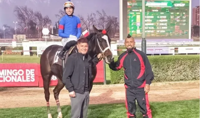 Arturo Vidal y Leonardo Gil en 2024 con el ejemplar Con Compañía | Foto: Club Hípico de Santiago