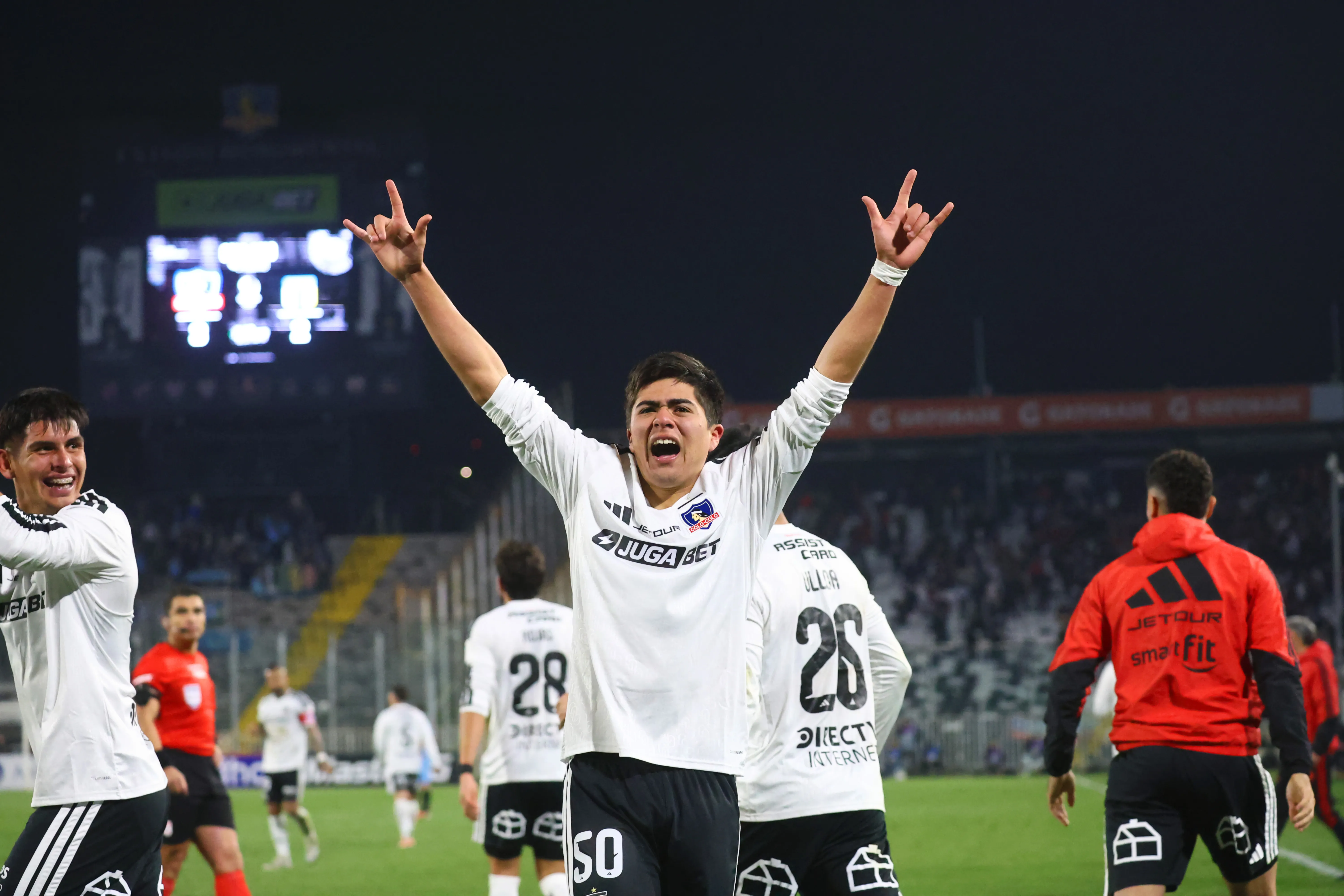 El joven jugador celebrando su primer gol en el primer equipo albo. Foto: Dragomir Yankovic/Photosport