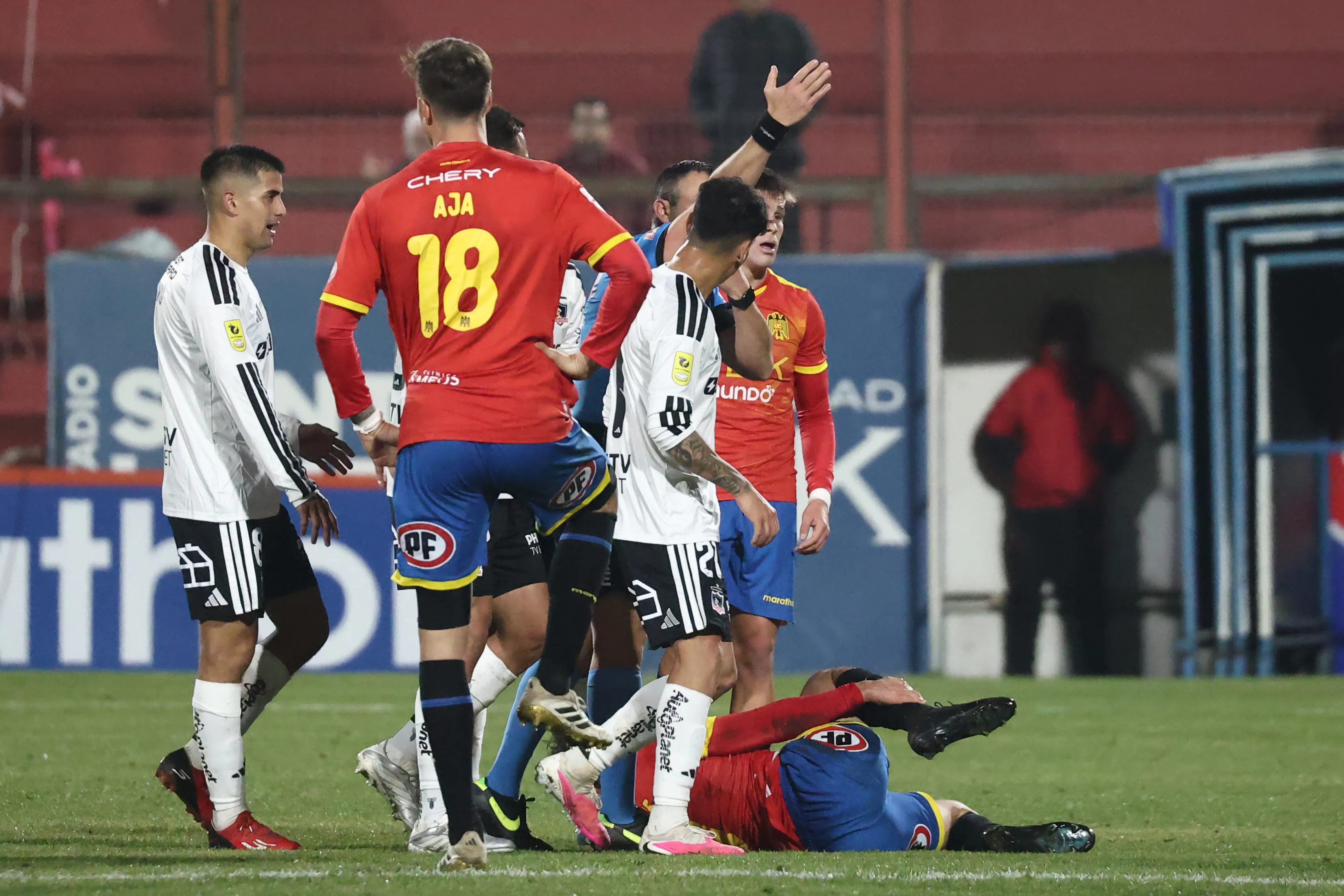 El joven delantero vio la roja tras una fuerte entrada sobre Mitchel Wassenne. 