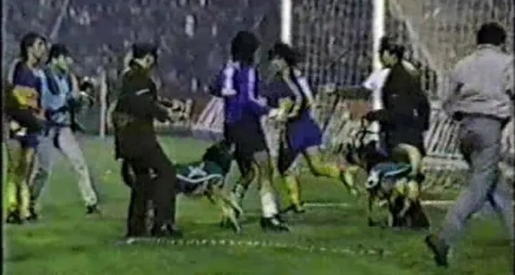 El perro Ron mordiendo a Navarro Montoya en Colo Colo vs Boca Juniors de 1991.