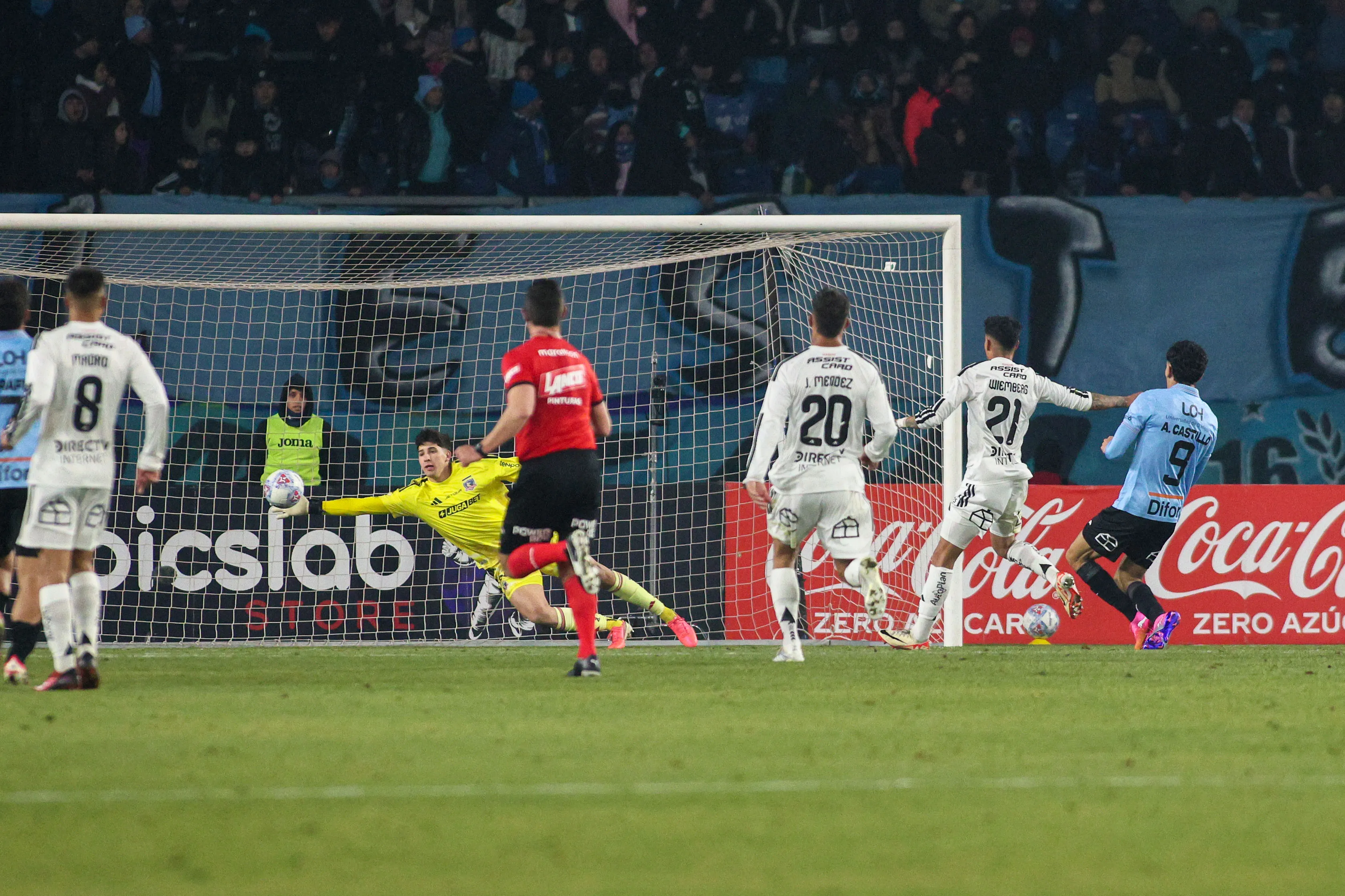 La defensa de Colo Colo tuvo un bajo rendimiento.Imagen: Jorge Loyola/Photosport