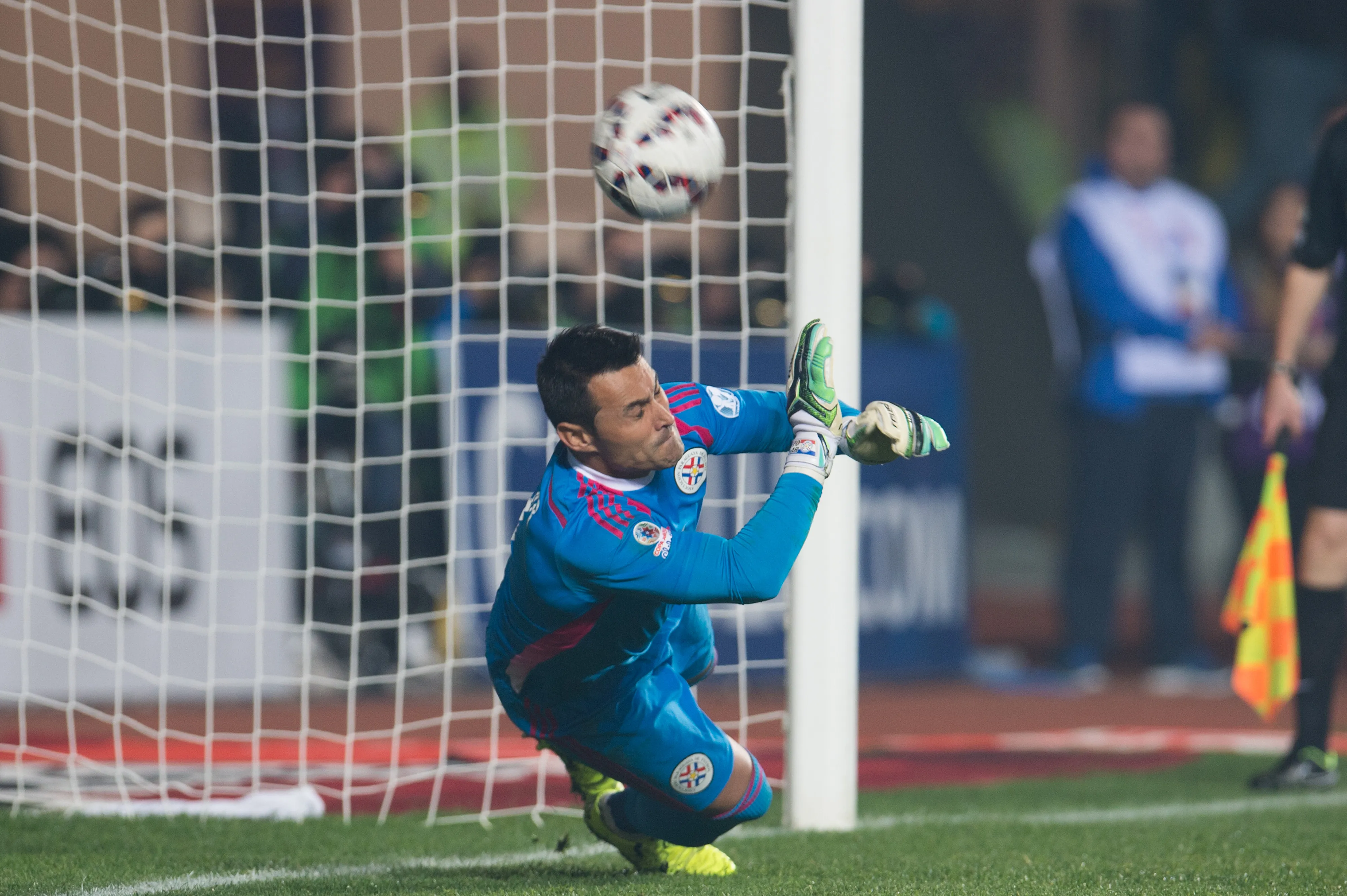 Justo Villar defendiendo el arco de Paraguay. Imagen: Mexsport/Photosport