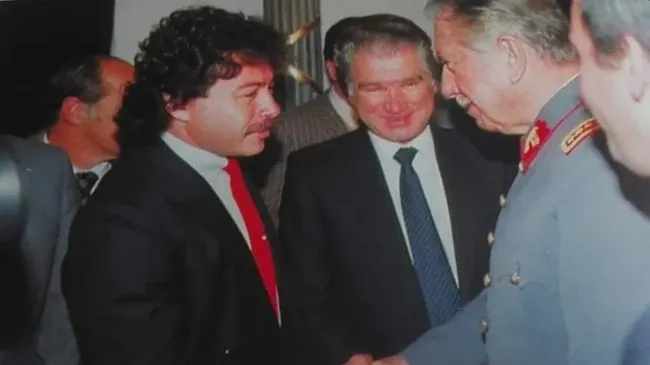 Carlos Caszely junto a su corbata roja enfrentando al dictador Augusto Pinochet.