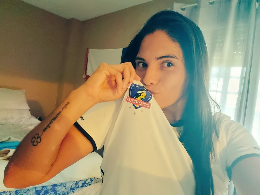 Bárbara Santibáñez junto a la camiseta de Colo Colo. Foto: Bárbara Santibáñez/X