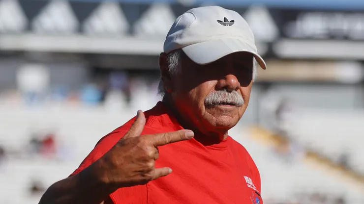 Carlos Caszely sorprende y asegura que Colo Colo no necesita nuevos refuerzos.
