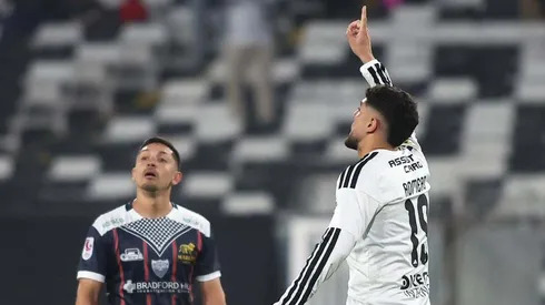 Maximiliano Romero marca el empate para Colo Colo con gran cabezazo.