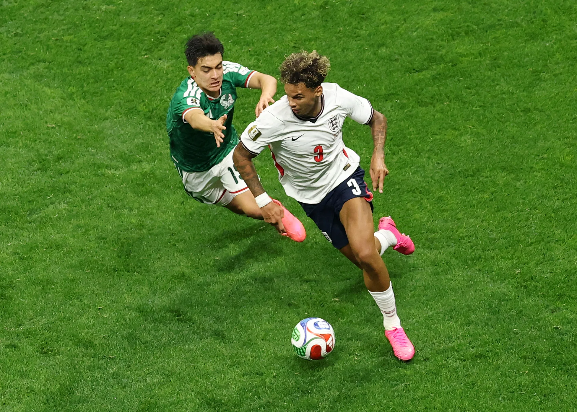 Gilberto Mora disputando la Copa del Mundo en el duelo ante Inglaterra. Foto: Darrian Traynor/Getty Images.