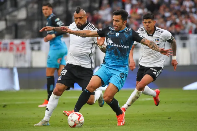 Edson Puch jugando con Deportes Iquique visitando a Colo Colo. Foto: Jonnathan Oyarzun/Photosport