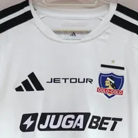 Subastan camisetas de Colo Colo para ayudar a Venezuela