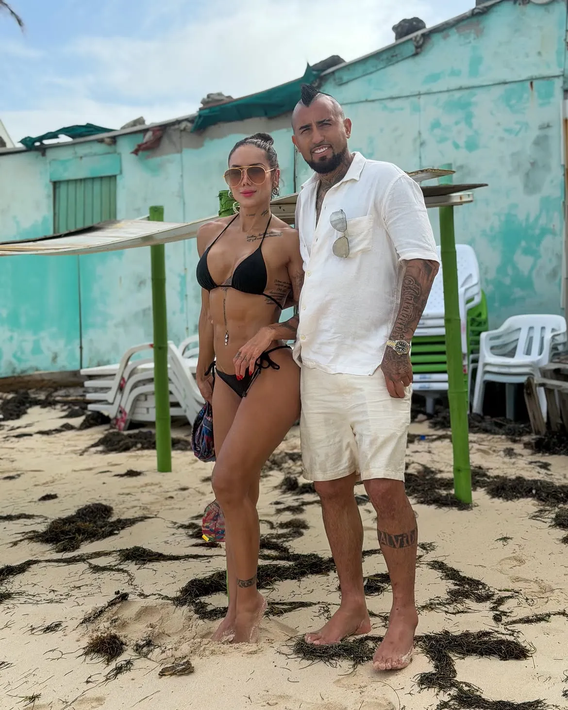 Arturo Vidal dsifrutó de las vacaciones junto a su pareja en Colombia.
