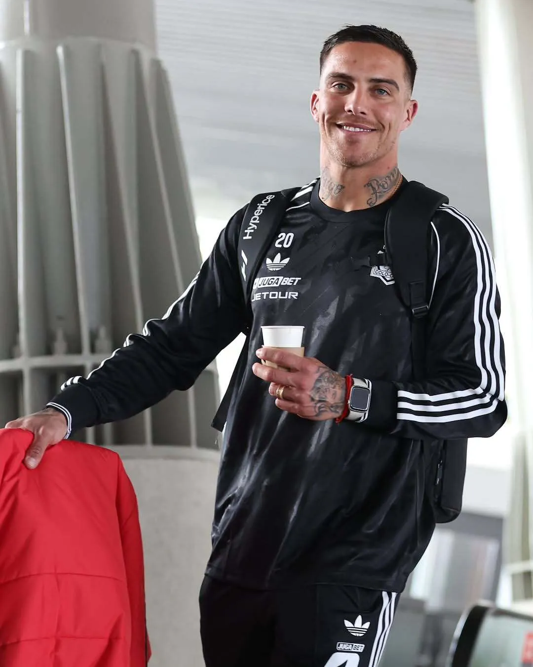 La nueva indumentaria que acompaña al Cacique en su viaje a Colombia. Foto: Colo Colo Oficial.