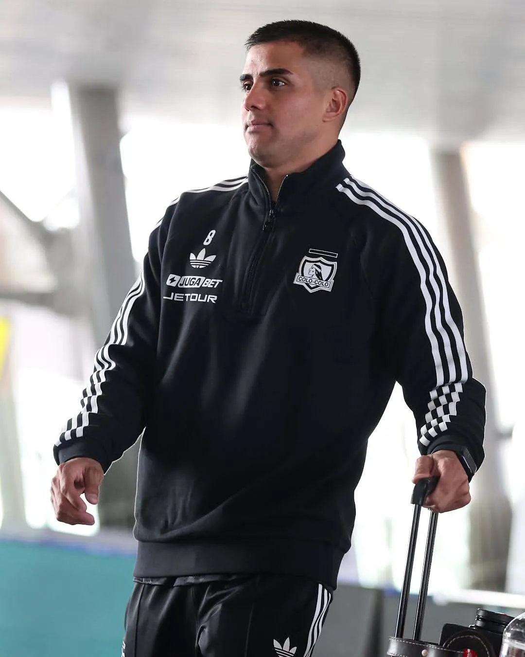 Parte de la nueva indumentaria de Colo Colo para su viaje a Colombia. Foto: Colo Colo.