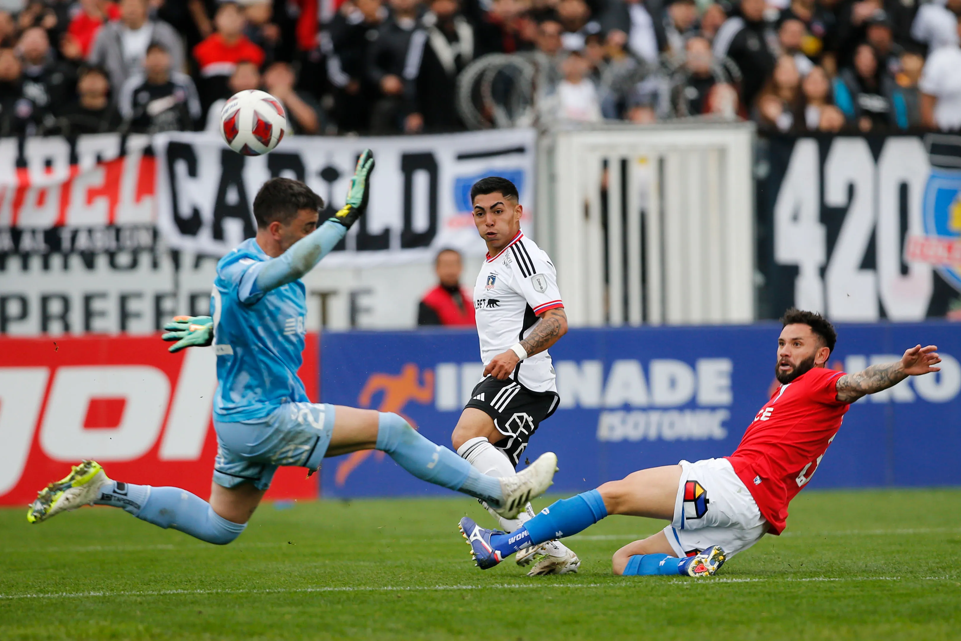 Jordhy Thompson no se presentó a los trabajos del FC Orenburg mientras espera por cerrar su fichaje en Colo Colo. 