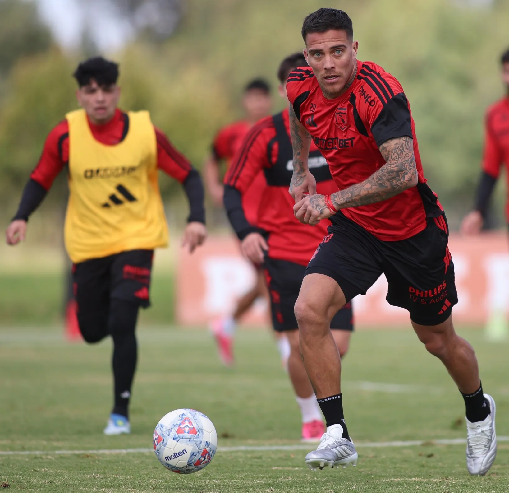 Claudio Aquino entrenando a la par de sus compañeros en la intertemporada en Colombia.
