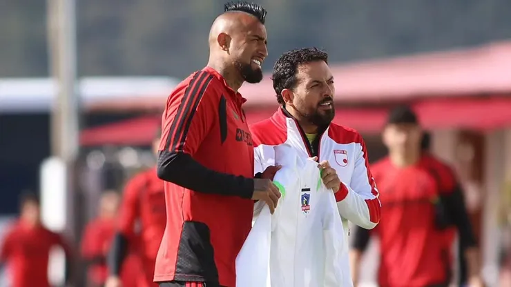 Independiente Santa Fe le dio la bienvenida a Colo Colo y a Arturo Vidal.