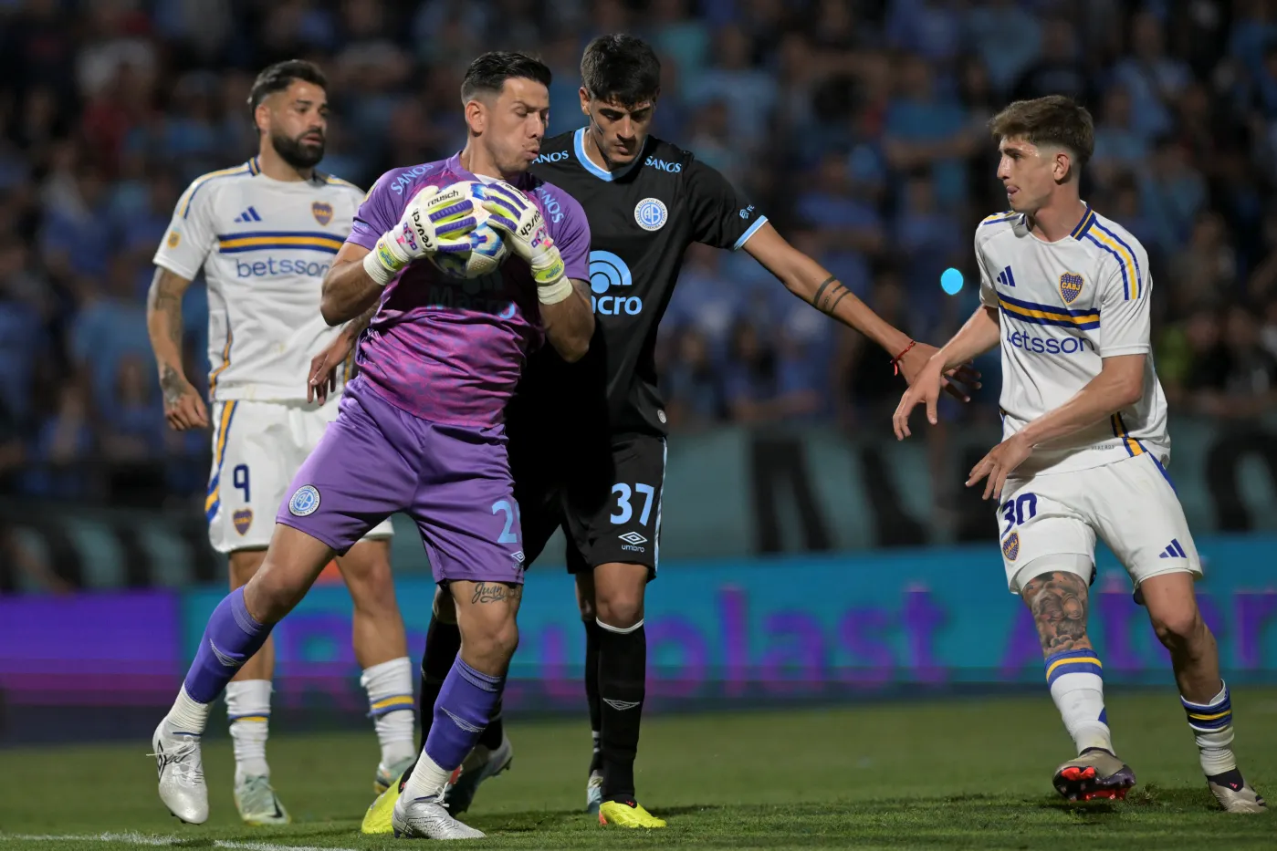 Juan Espínola cuando atajaba en Belgrano. | Imagen: Getty.