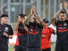 El festejo de Vidal con los argentinos de Colo Colo tras la finalista Argentina
