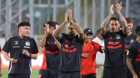 El festejo de Vidal con los argentinos de Colo Colo tras la finalista Argentina.