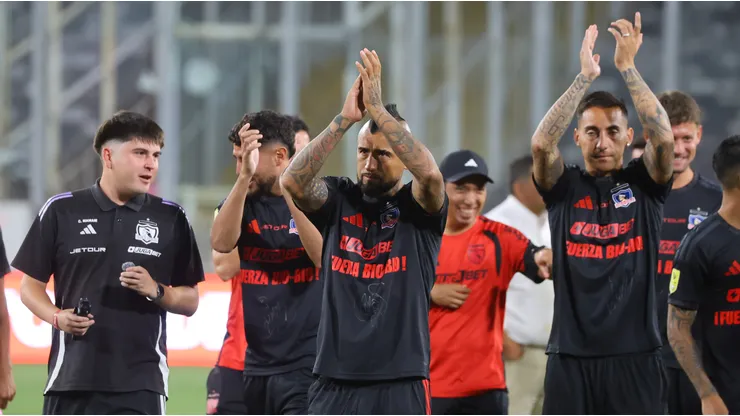 El festejo de Vidal con los argentinos de Colo Colo tras la finalista Argentina.