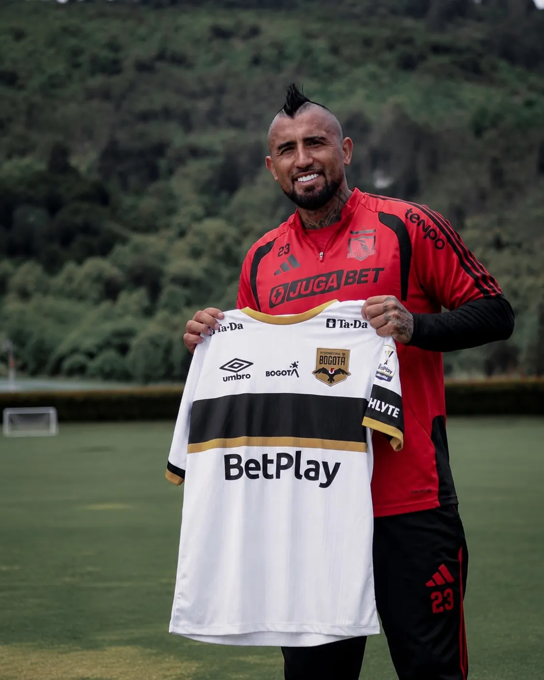 Arturo Vidal con la camiseta del Inter de Bogotá en la intertemporada de Colo Colo.