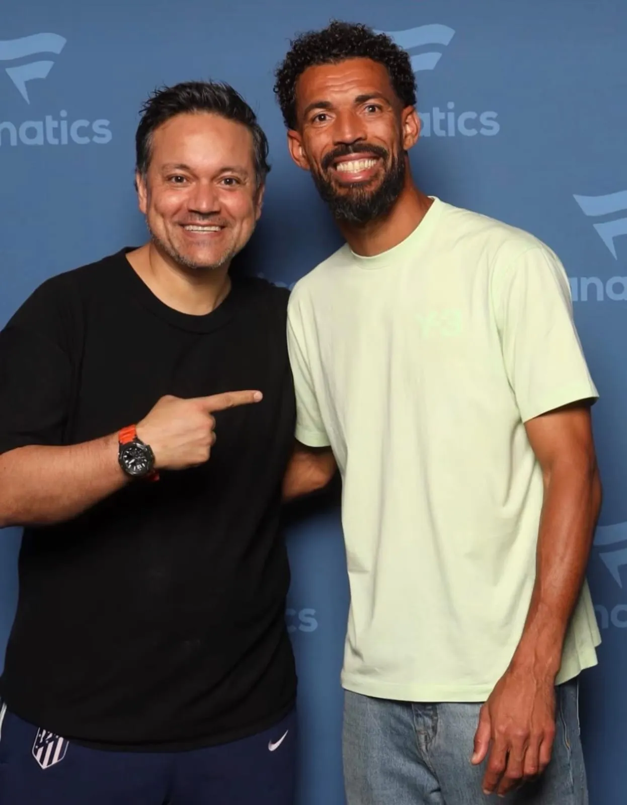 Alejandro Burgos, hincha de Colo Colo, junto a Vozinha.