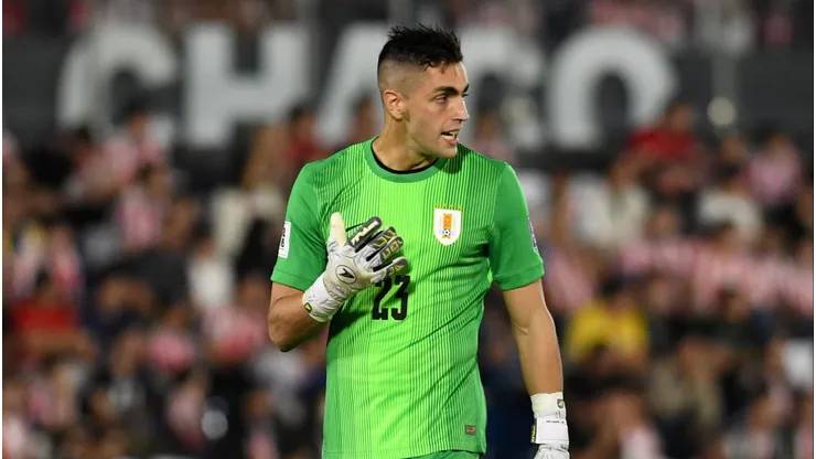 Dirigió a Santiago Mele en Junior y cuenta lo que gana Colo Colo con su fichaje.