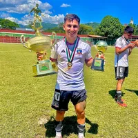 De gran promesa de Colo Colo a jugar en el barrio: El duro presente de Enzo Riquelme