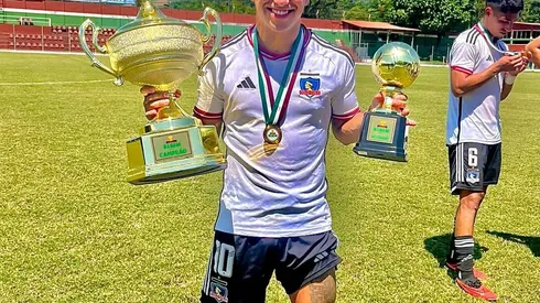 De gran promesa de Colo Colo a jugar en el barrio: El duro presente de Enzo Riquelme.