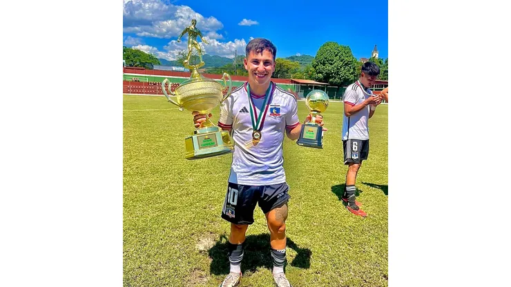 De gran promesa de Colo Colo a jugar en el barrio: El duro presente de Enzo Riquelme.