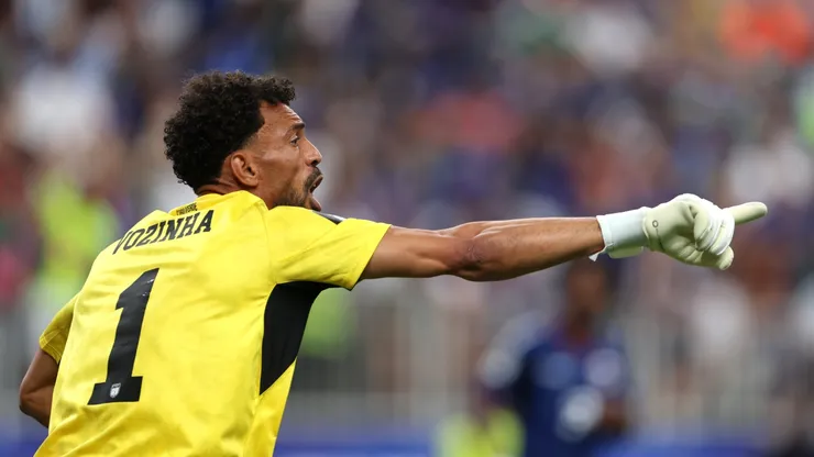 Todo en suspenso: El contrato entre Colo Colo y Vozinha para convertirse en refuerzo
