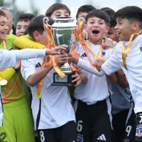 Colo Colo Sub 11 y 12 dan la vuelta olímpica frente a la U