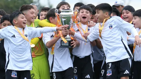 Colo Colo Sub 11 y 12 dan la vuelta olímpica frente a la U